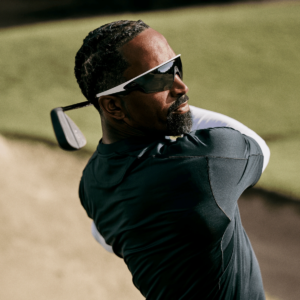 Giocatore di golf che indossa gli Oakley Meta Vanguard con lenti Prizm Black, occhiali sportivi intelligenti per prestazioni elevate